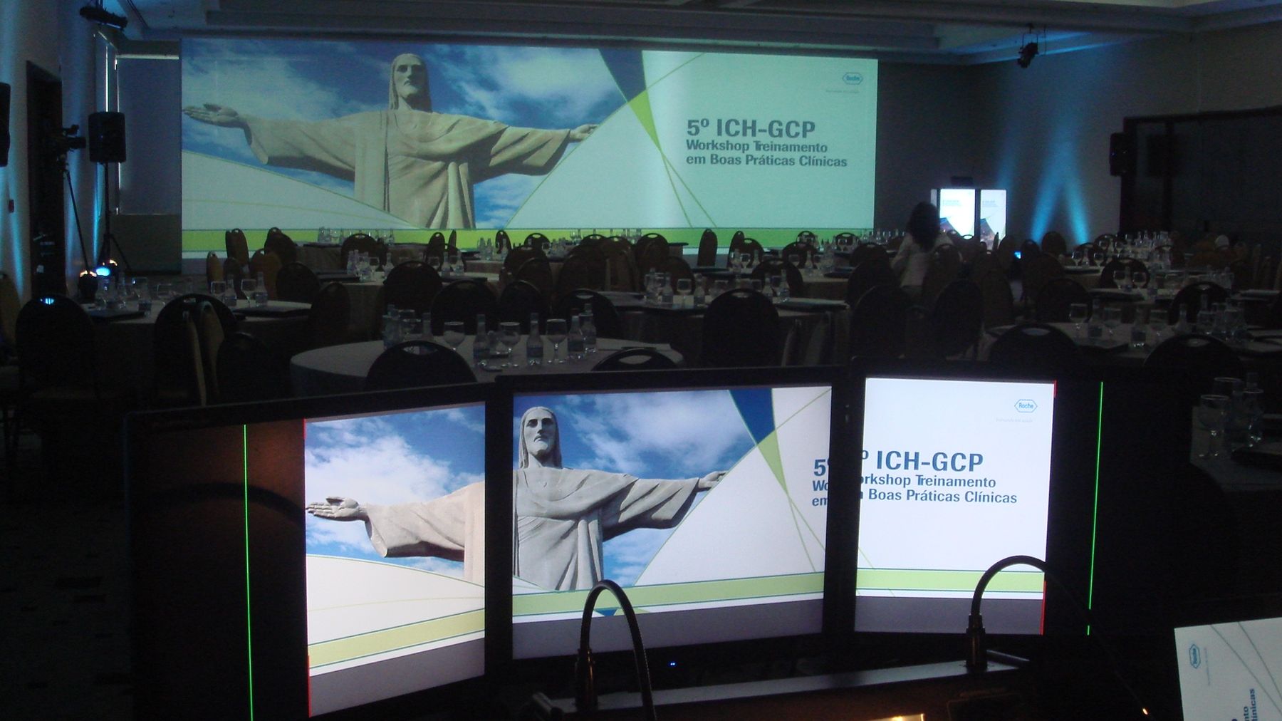 Operação audiovisual Hoffmann em salão de convenções de hotel