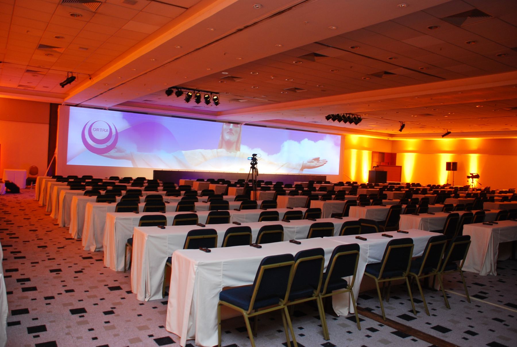 Salão de convenções de hotel com tela super wide instalada pela Hoffmann