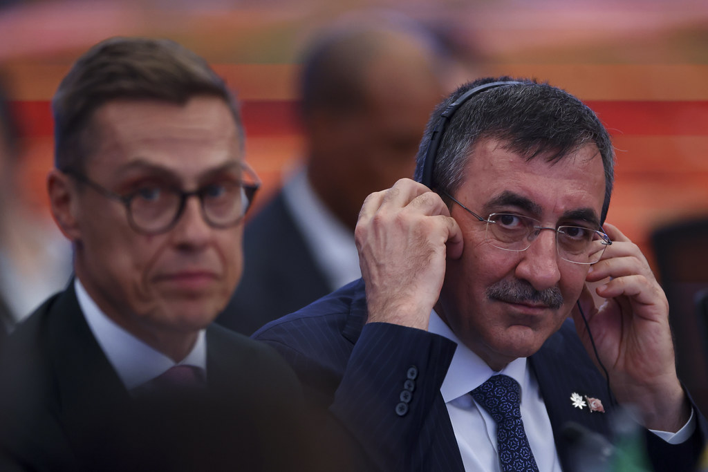 Cevdet Yılmaz usando fone Hoffmann na COP-30