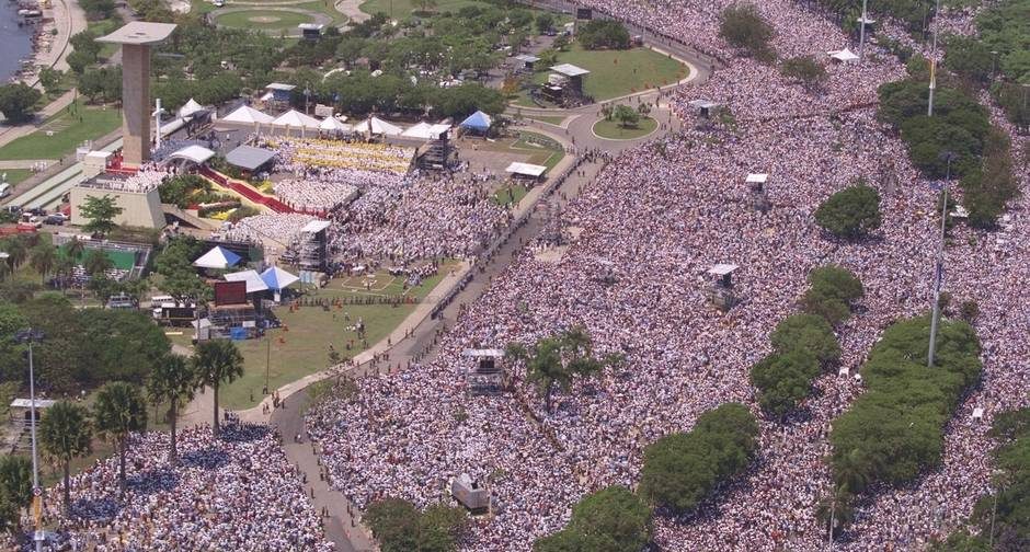 Vista aérea da multidão na Missa do Papa João Paulo II no Aterro do Flamengo, 1997
