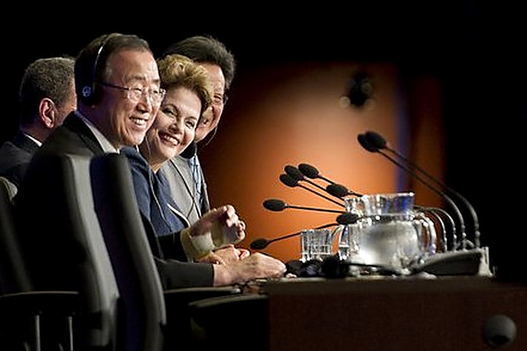 Ban Ki-moon e Dilma Rousseff sorrindo diante dos microfones de delegados na Rio+20