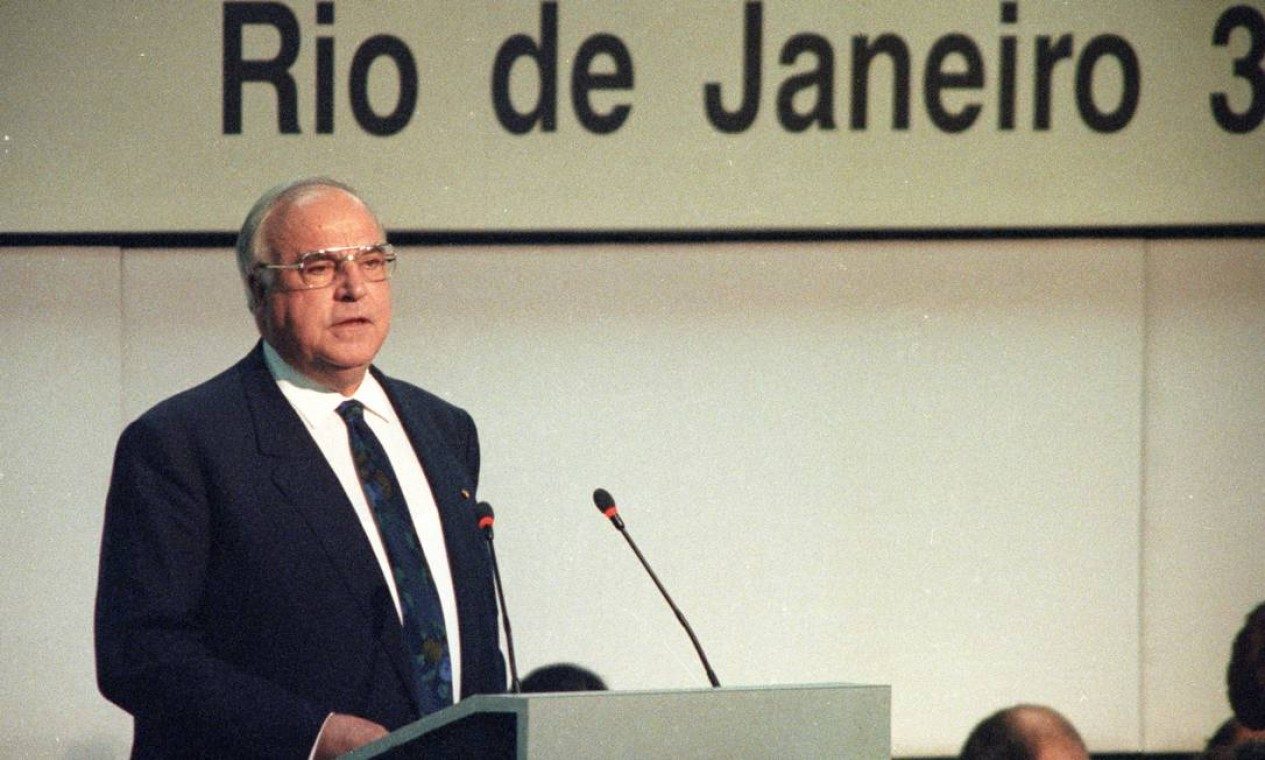 Plenária da Rio-92 com infraestrutura audiovisual Hoffmann