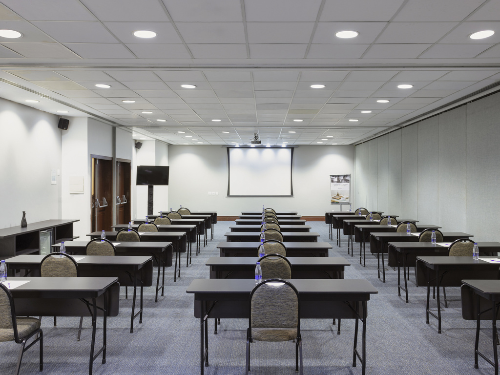 Auditório do Mercure São Paulo Paulista com telão de projeção