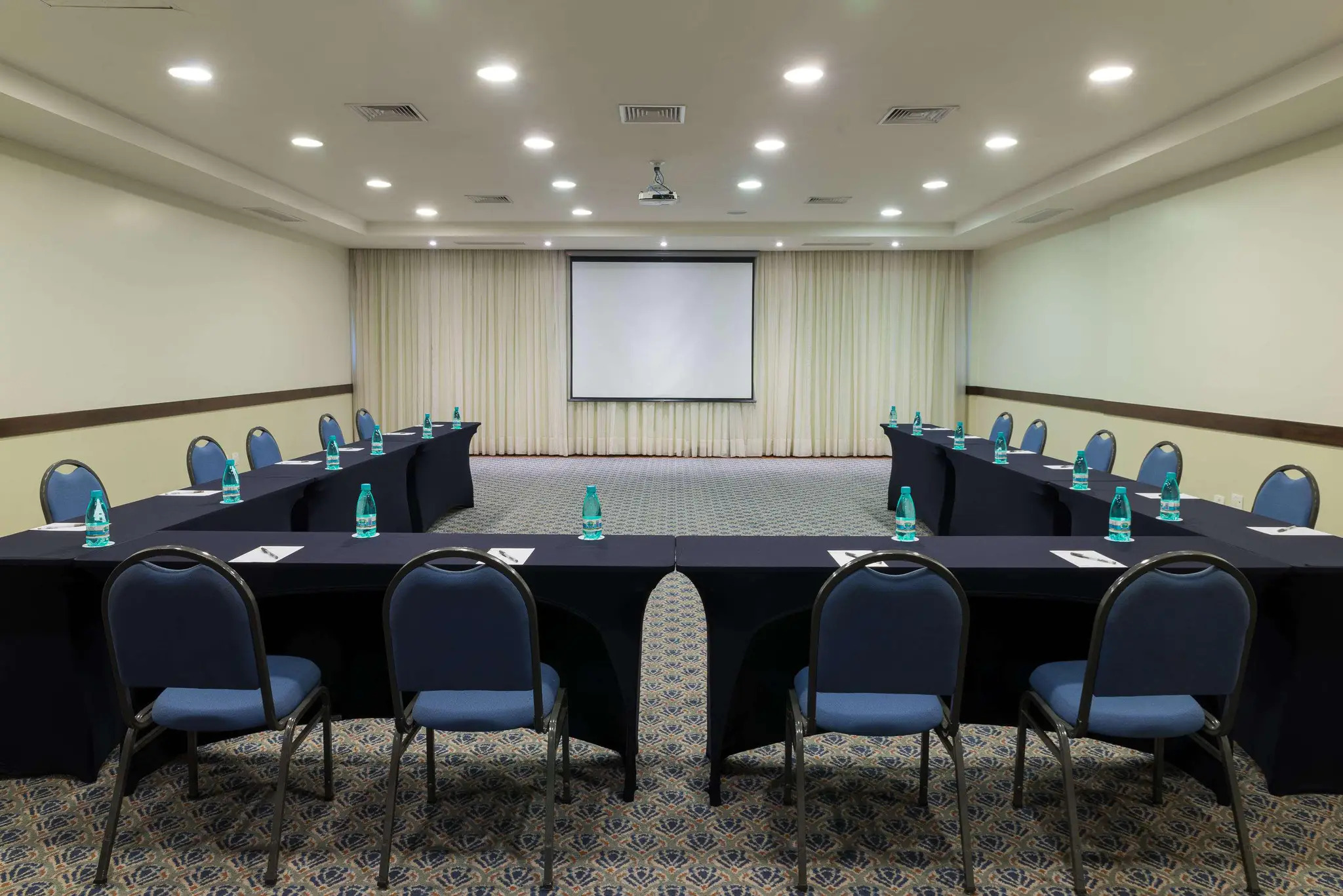 Sala de eventos do Radisson Curitiba em formato U